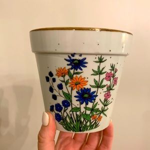 Vintage floral cottage core made in Japan planter pot.